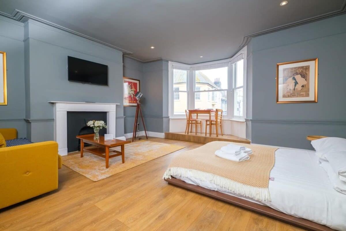 Host & - St James' Opulence Apartment